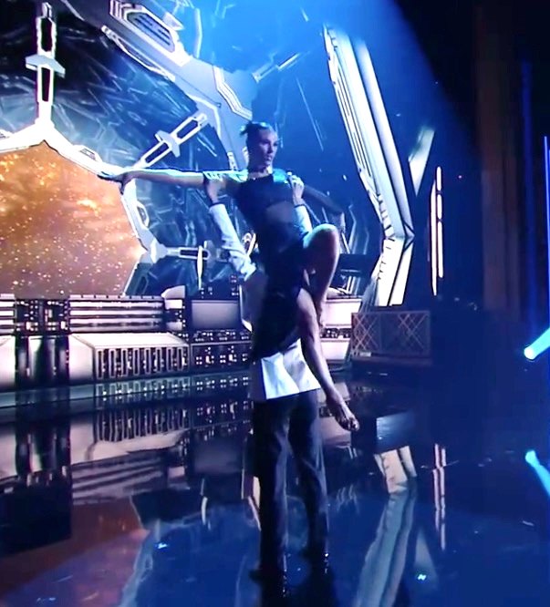 Heidi D’Amelio lifted mid-routine on Dancing with the Stars